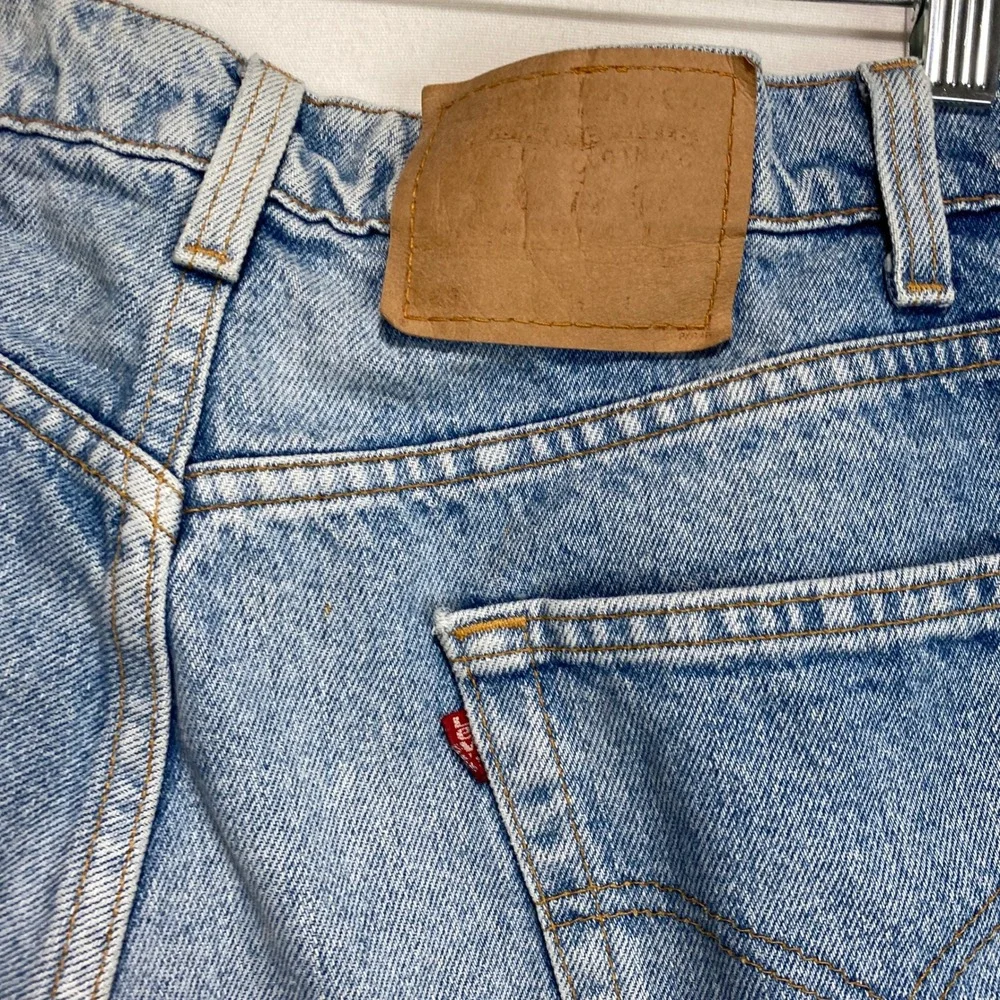 Vintage Levis 565 Loose Fit Wide Leg Jeans Light Wash Blue Mens 33x30 USA Made